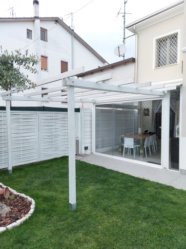 Onlywood Pergola in Legno Addossata BASIC in Pino Trattato per Coperture Leggere - ANCHE SU MISURA