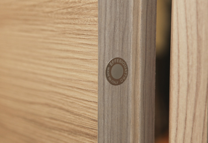 Porta interna in legno dettaglio logo