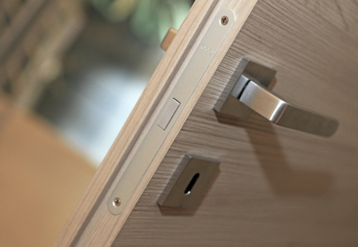 Porta interna in legno dettaglio maniglia