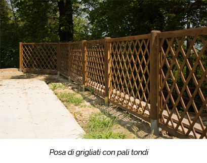 Grigliati con pali tondi in legno