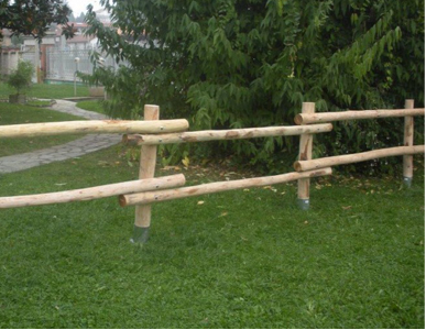 Staccionata con pali in legno castagno