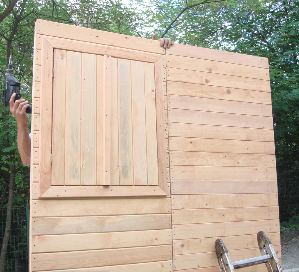 Abri de jardin en bois avec assemblage de panneaux