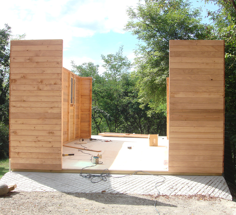 Abri de jardin en bois avec assemblage de panneaux