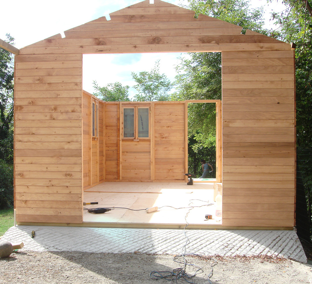 Abri de jardin en bois avec assemblage de panneaux