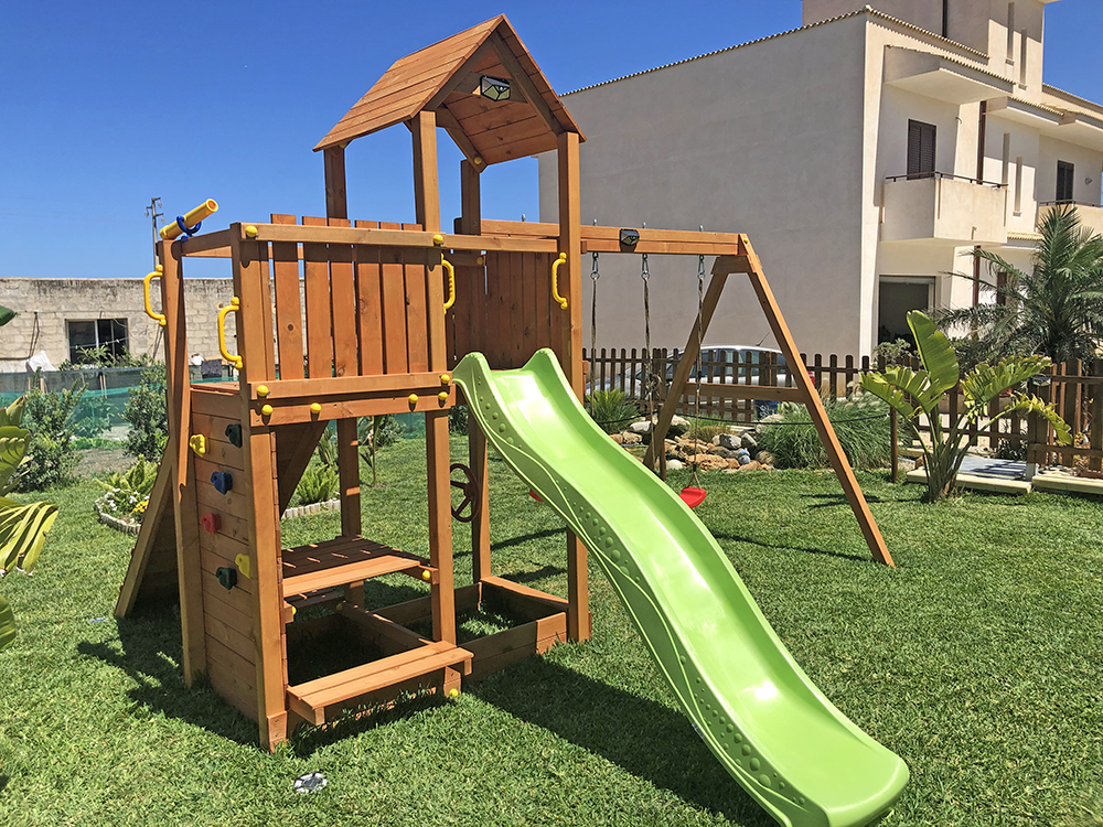 Parco giochi in legno