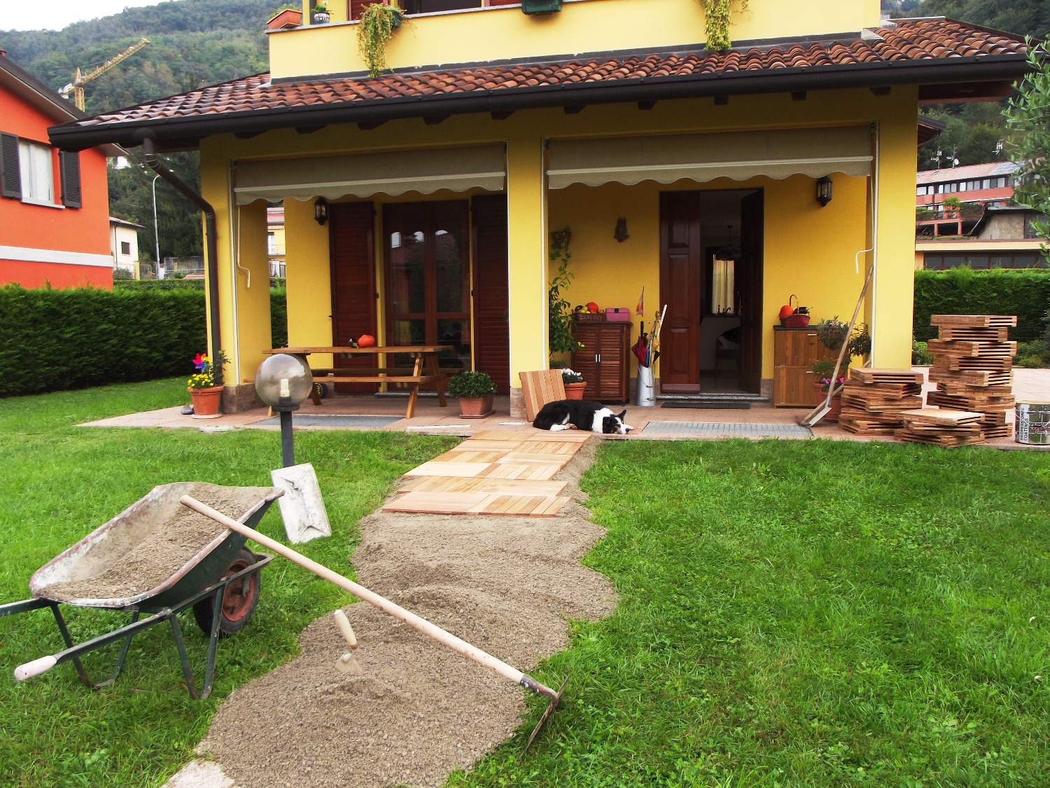 Posa del pavimento in legno da esterno con piastrelle