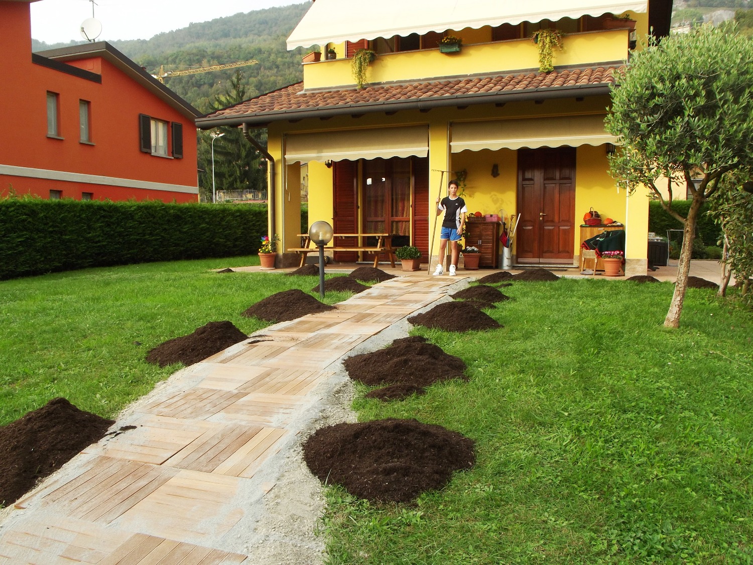 Posa pavimento da esterno in legno con mattonelle