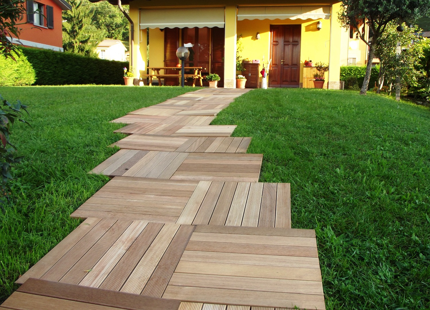 Posa pavimento da esterno in legno con mattonelle