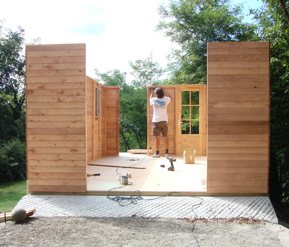 Assemblage d'un abri de jardin en bois