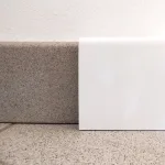 Copri Battiscopa Bianco in Legno Massello - 95 x 18 mm - Asta da 2,5 metri - foto 4