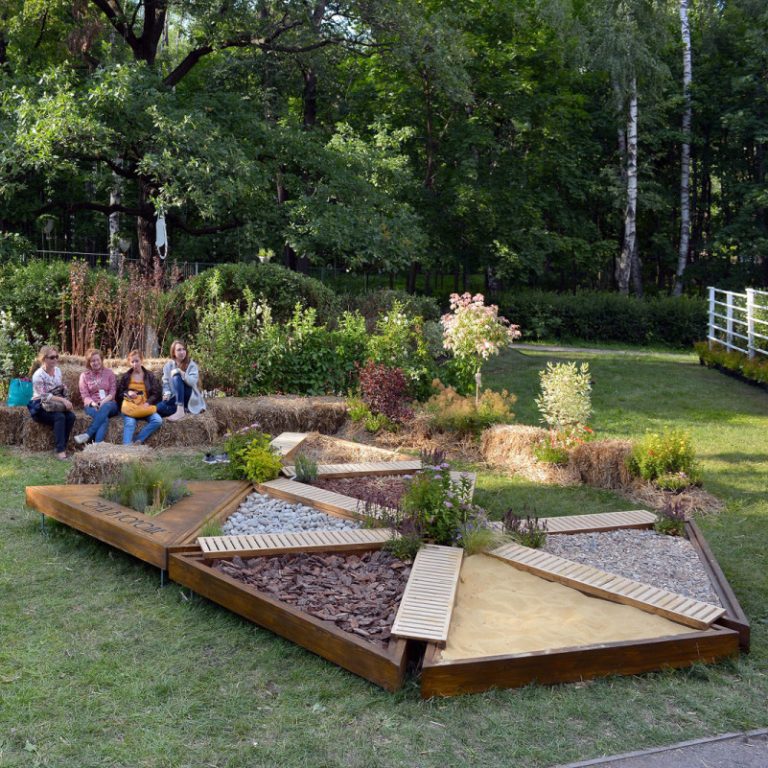 Percorso sensoriale per Bambini - Triangoli in legno lamellare trattato in Autoclave-0