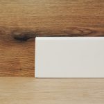 Onlywood 12,5 ML Copri Battiscopa Bianco in Legno Massello - 95 x 18 mm-80636