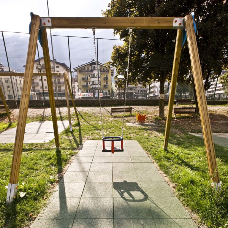 Altalena Uso Pubblico Modello NUVOLA Singola con seggiolino Baby-0