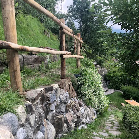 Onlywood Staccionata in Legno Rustica Valdostana a pali interi in Castagno Scortecciato-83564