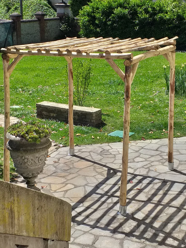 Onlywood Pergola autoportante RUSTICA in Castagno Scortecciato per Coperture Leggere - ANCHE SU MISURA-0