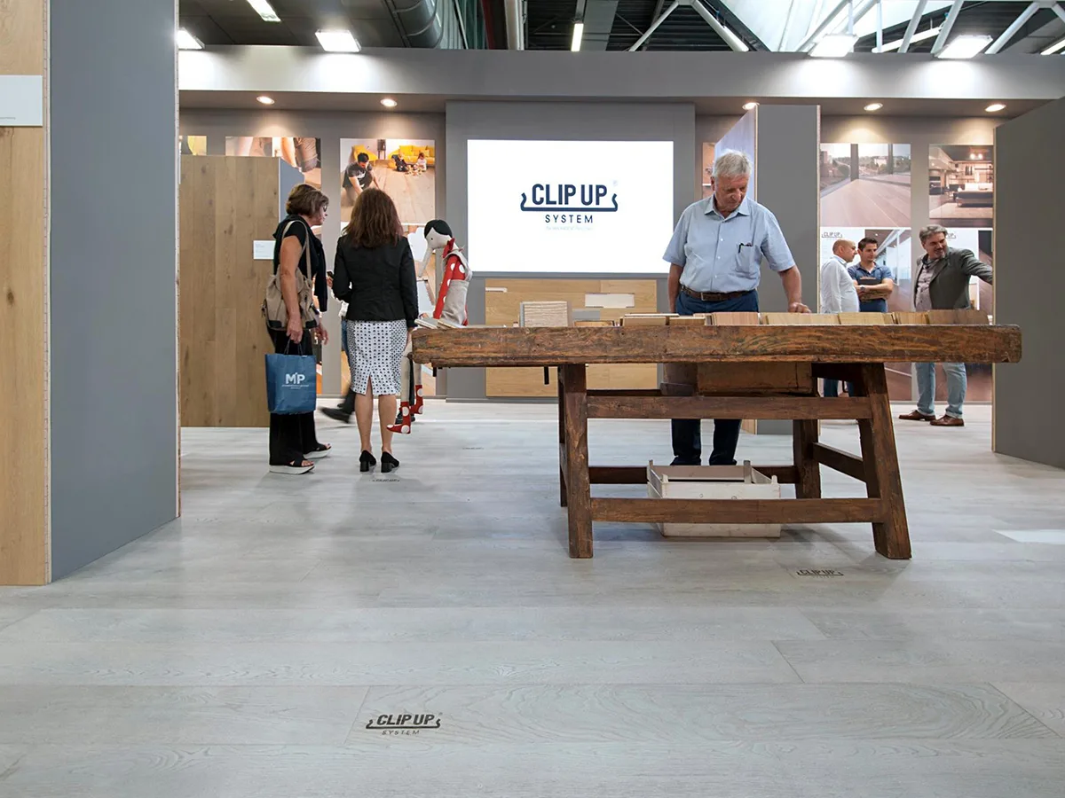 Showroom Onlywood di Gavi con i prodotti in legno esposti