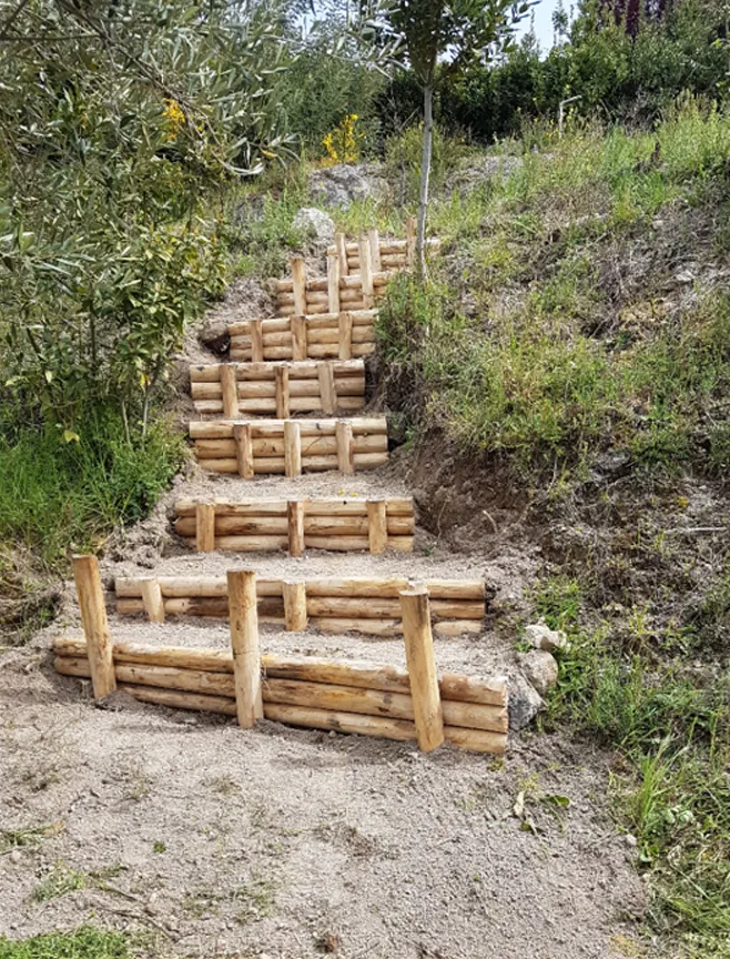 mezzi-pali-castagno-scortecciato-foto-clienti