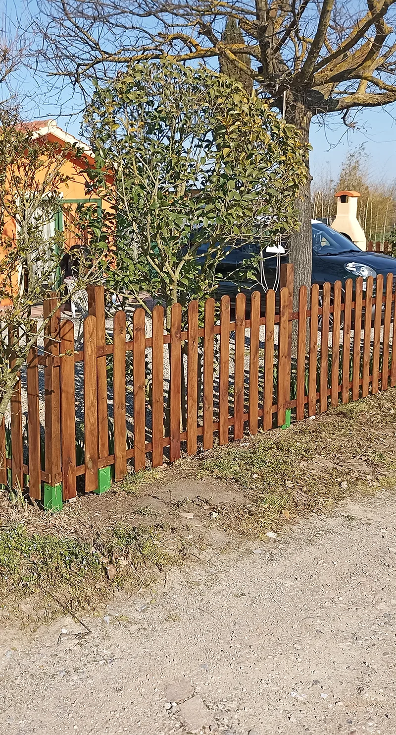 Posa steccato in legno a pannelli