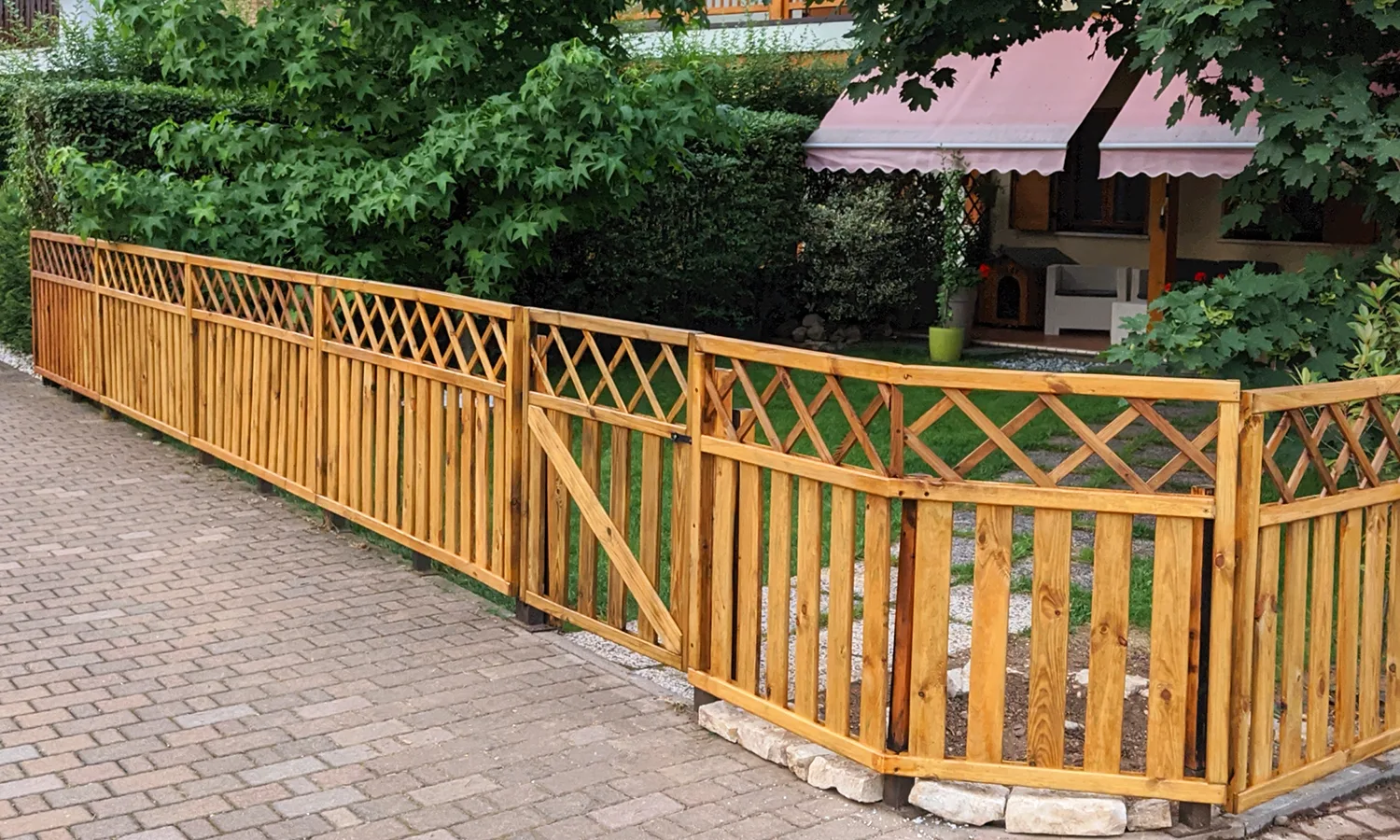 Posare lo steccato in legno in una villetta