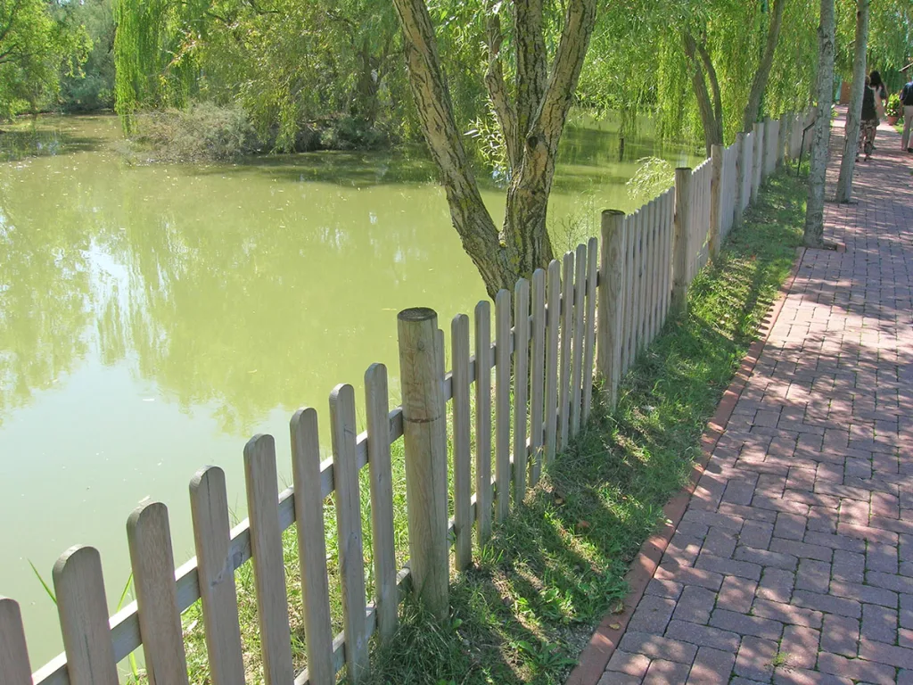 Posare lo steccato in legno protezione lago