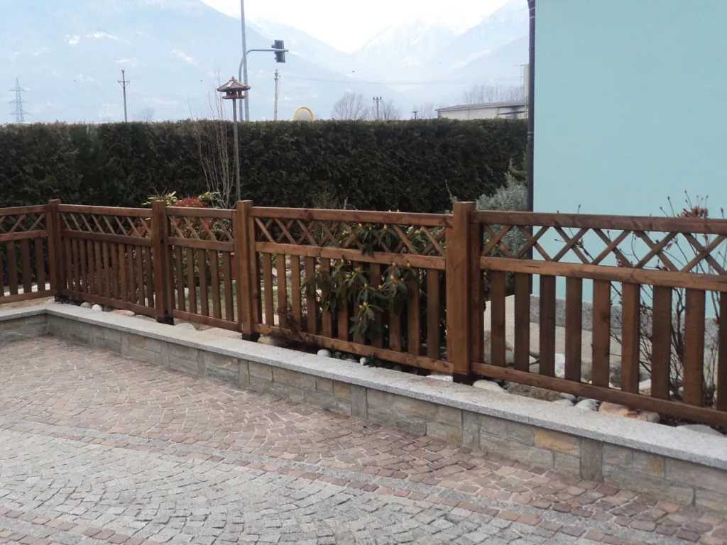 Posare lo steccato in legno modello Nairobi