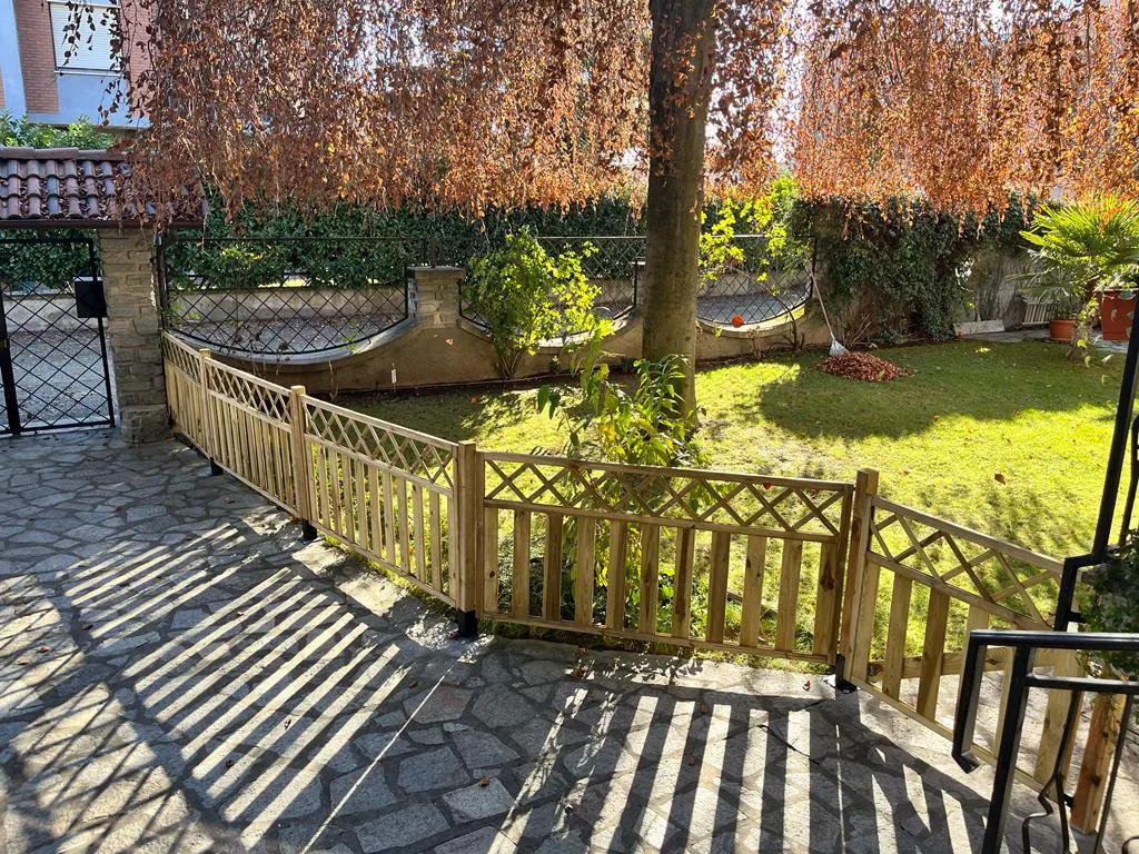 Posare lo steccato in legno in giardino