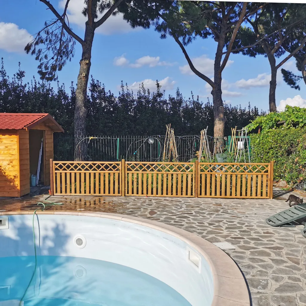 Bordo piscina con steccato in legno