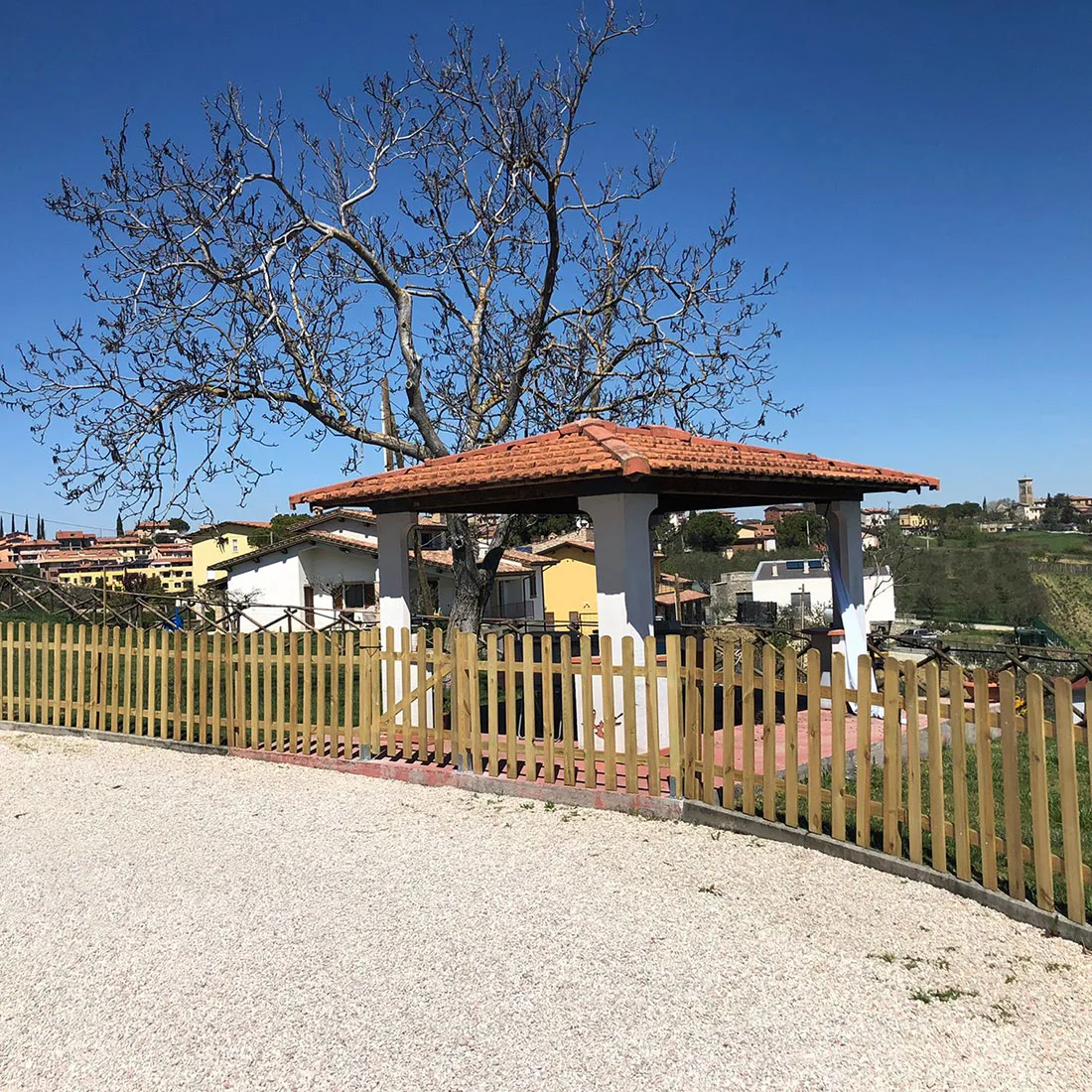 Posare lo steccato in legno in piazza