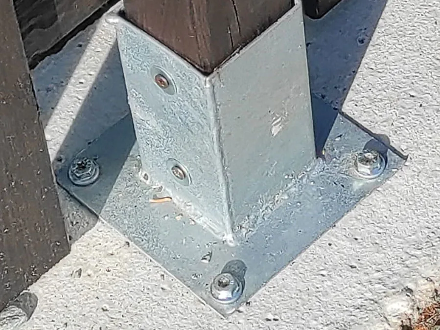 Posare lo steccato in legno su cemento