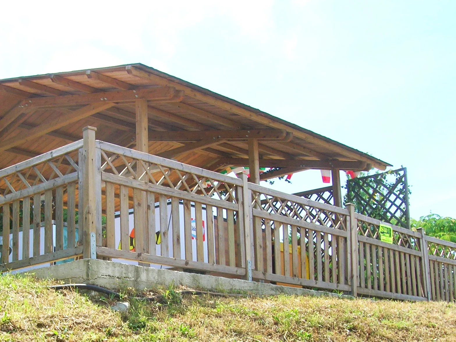 Posare lo steccato in legno su terrazzo