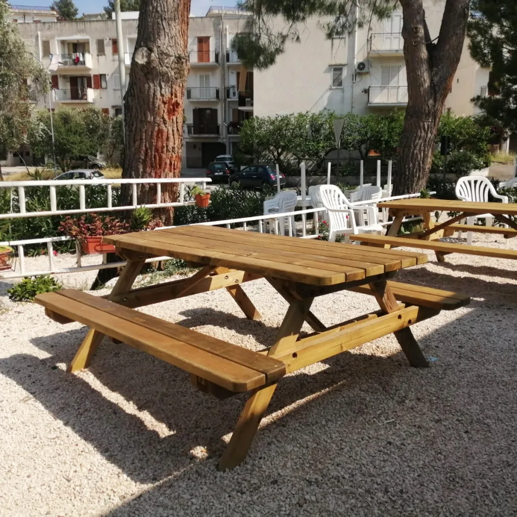 Tavolo picnic professionale in legno con panche fisse per dehors