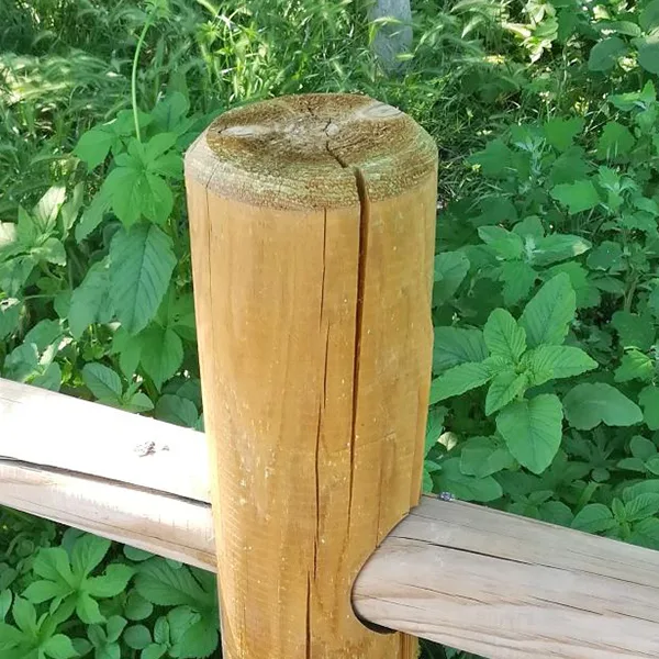 Montante in legno per costruire una staccionata