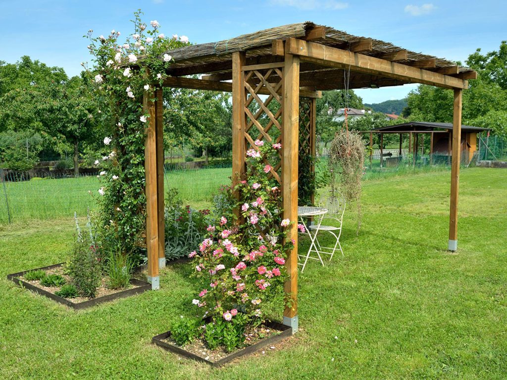 Pergola legno con grigliati e fiori