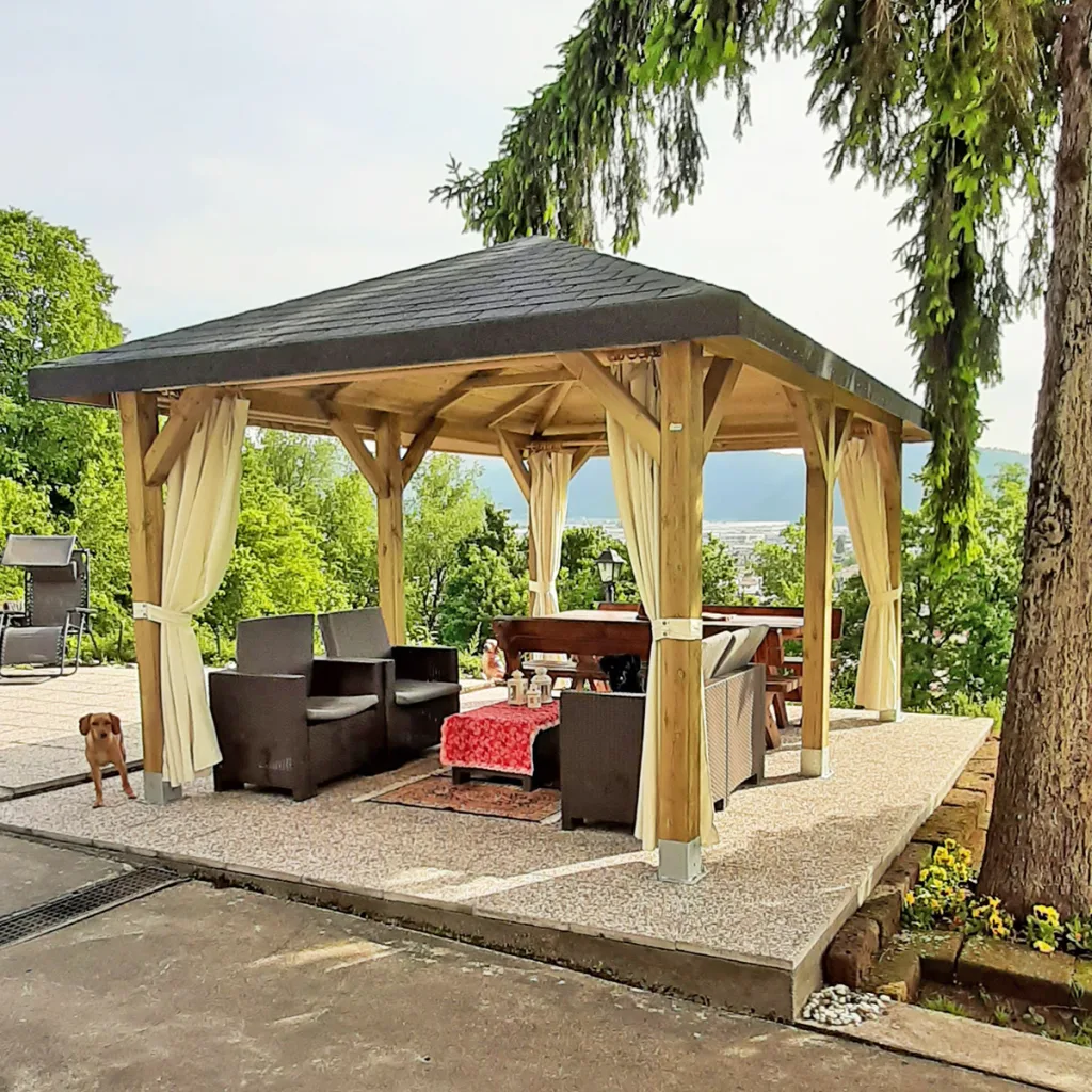 Gazebo in legno massello con tende laterali