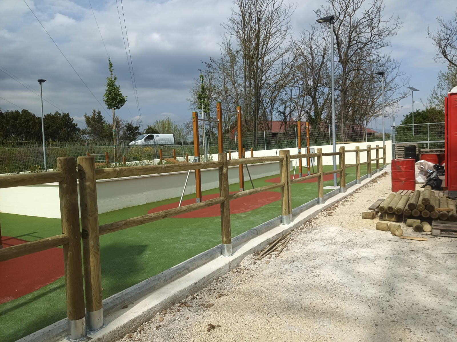 staccionata legno campo sportivo