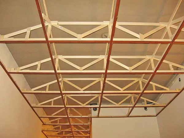Struttura in legno assemblata con listelli piallati