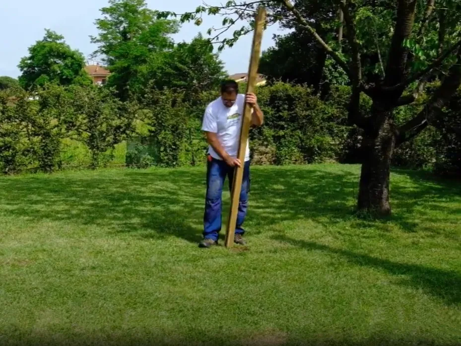 Frangivista fai da te in pino autoclavato montato in giardino