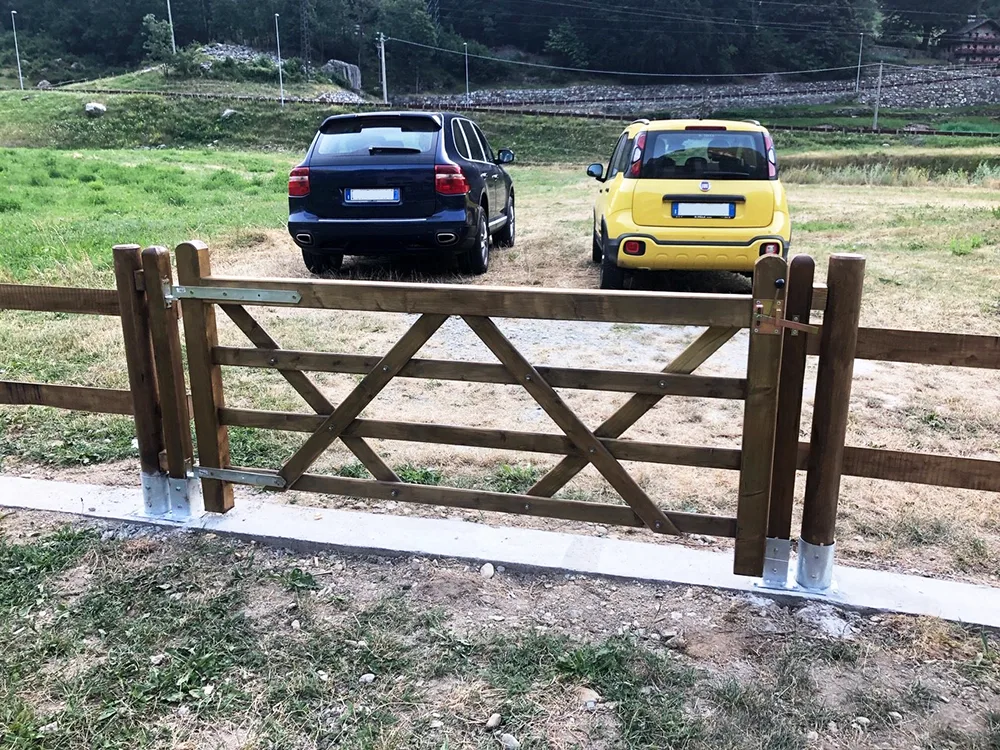 Posto auto privato delimitato da una staccionata in legno con cancello rustico in pino impregnato