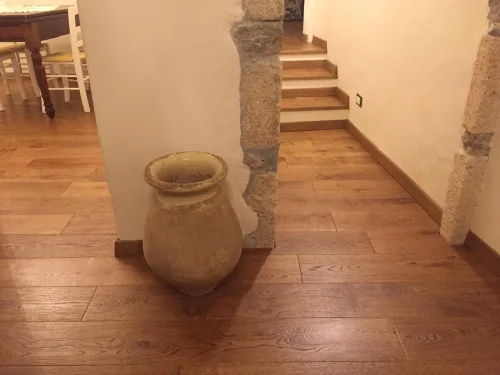 Parquet in vero legno massello posato in un ambiente domestico