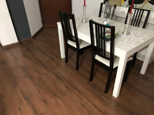 Pavimento laminato effetto legno in un ambiente living