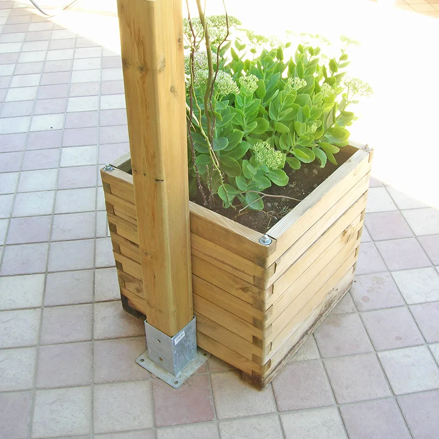 Fioriera in legno LINEA 50 x 50 cm su terrazzo