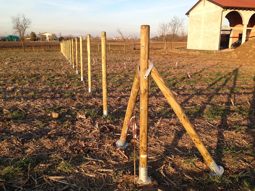 Recinzione per terreno agricolo con pali torniti in pino impregnato in autoclave