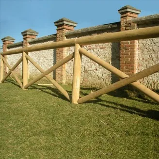 Staccionata in legno a Croce di Sant'Andrea lungo il confine di un giardino