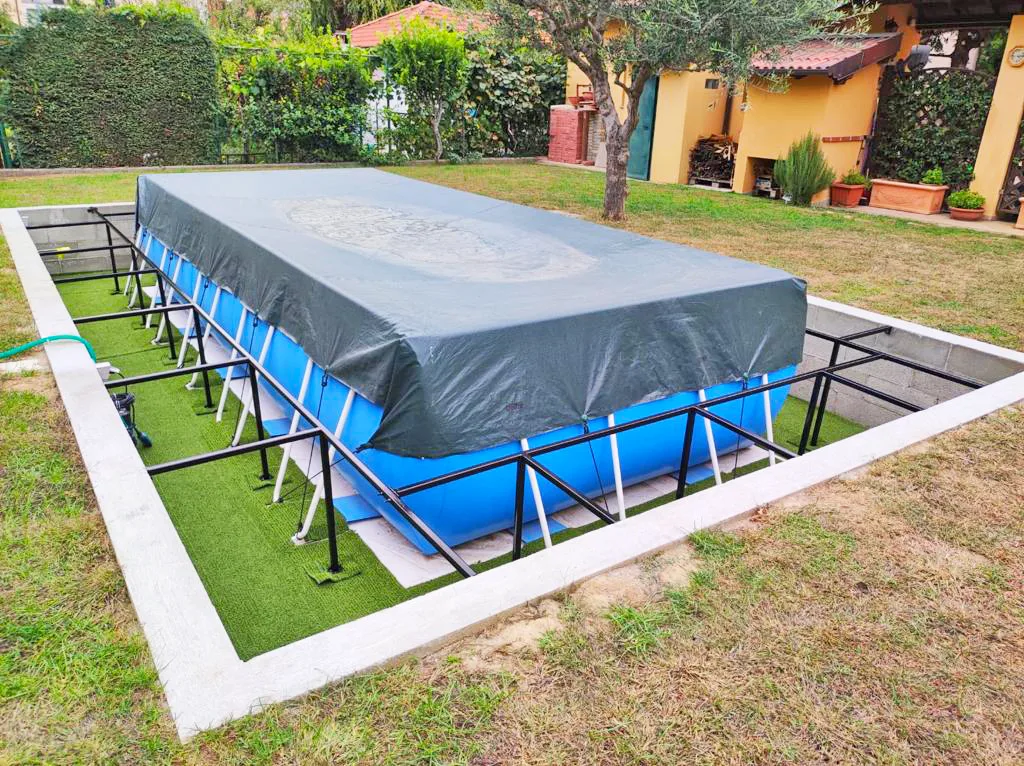 Sottostruttura in metallo zincato con listoni in legno attorno alla piscina fuori terra