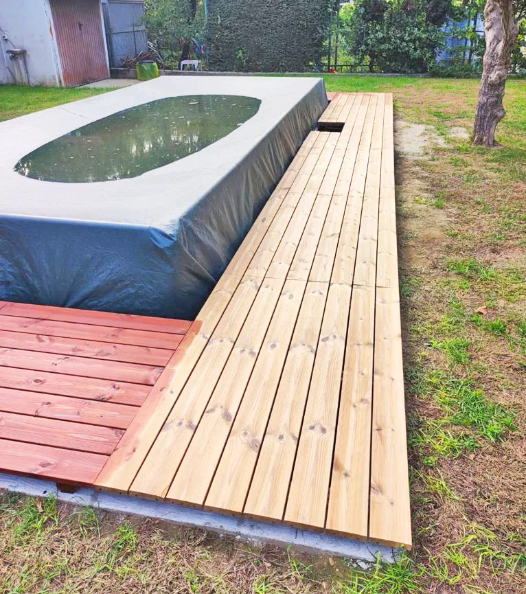 Posa delle doghe in legno Thermowood attorno alla piscina fuori terra