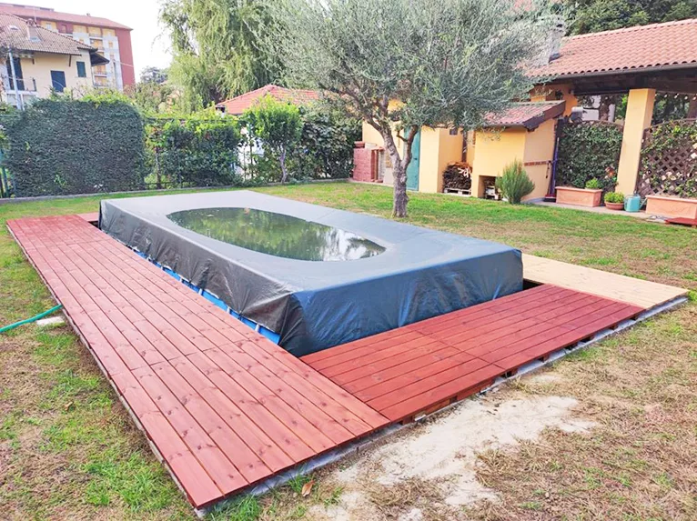 Bordo piscina in legno Thermowood con pozzetto per la scaletta di accesso