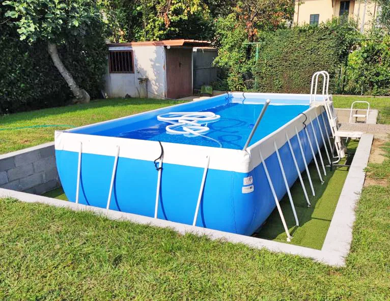 Piscina fuori terra in PVC interrata parzialmente, prima del rivestimento in legno