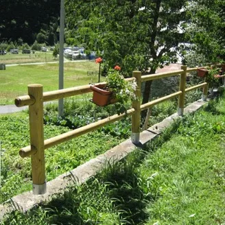 Staccionata in legno a traverse orizzontali in stile montagna