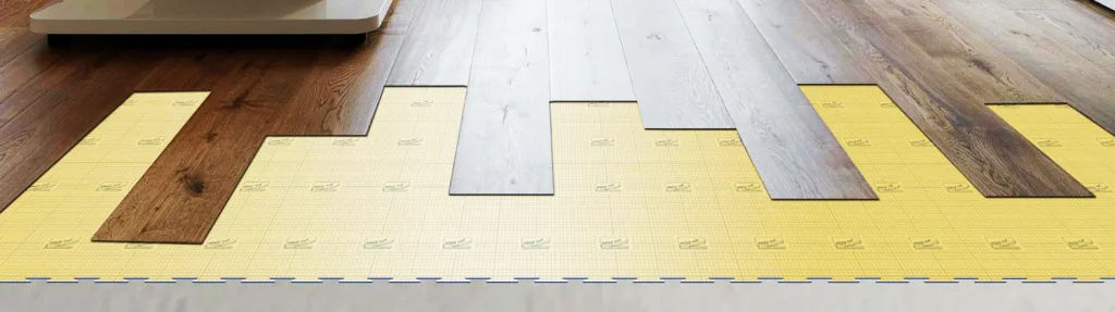 Tappetino sottopavimento steso prima della posa di un pavimento laminato