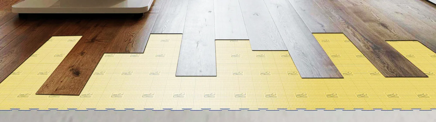 Tappetino sottopavimento steso prima della posa di un pavimento laminato